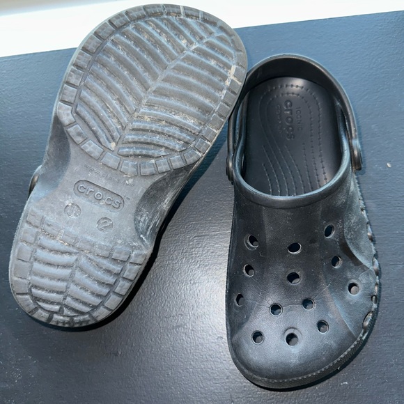 Black | Size 2 | Kid CROCS - Picture 2 of 3